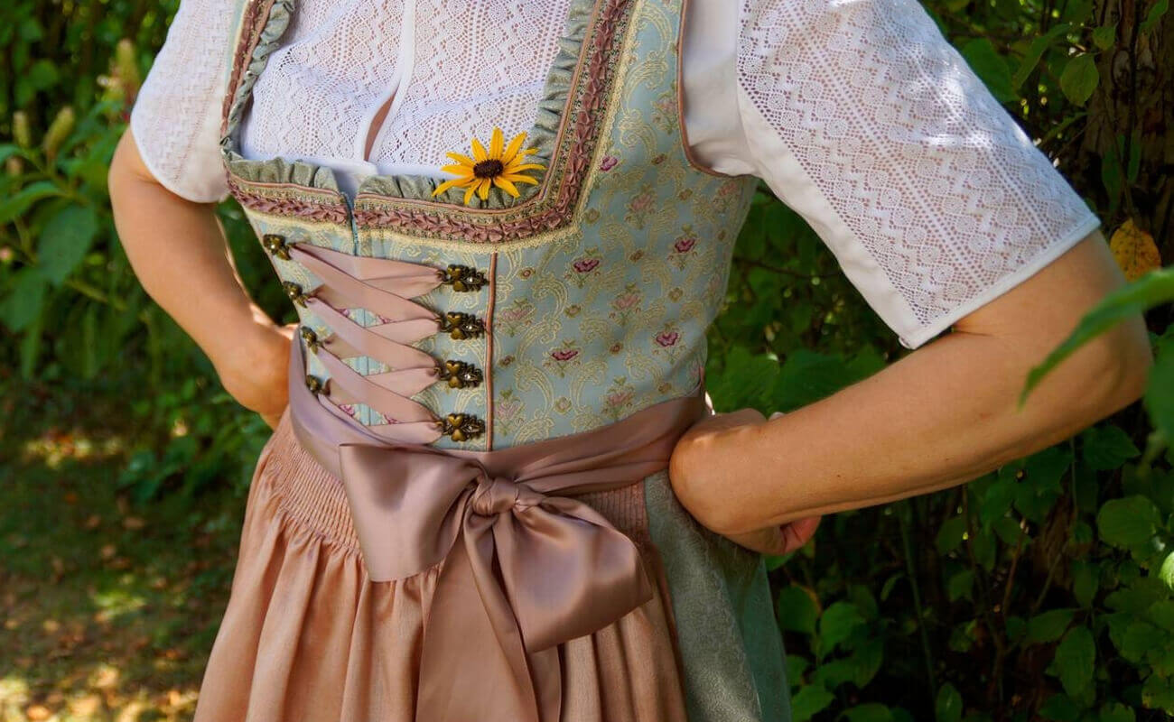 What Does The Apron Tie Mean At Oktoberfest